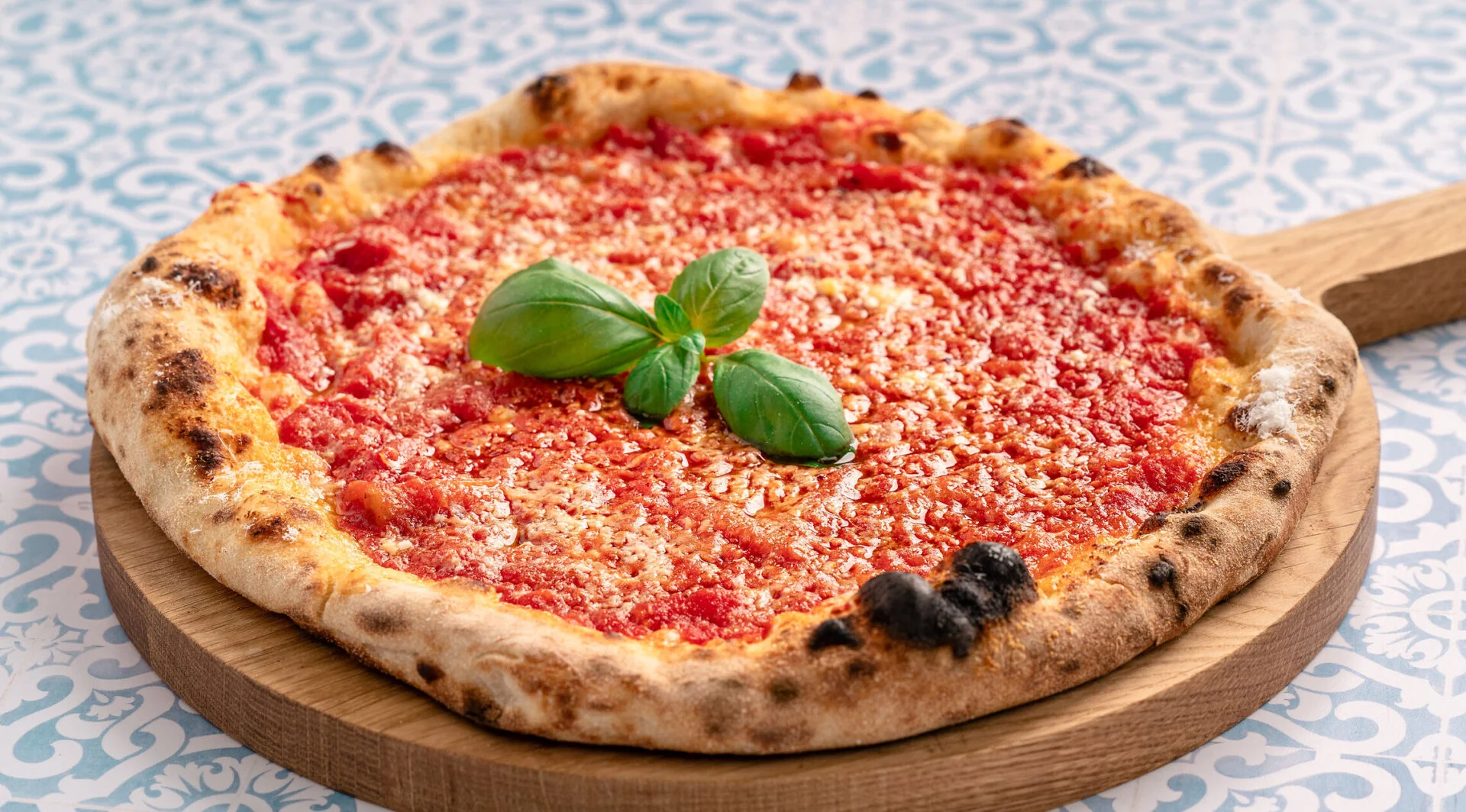 Odun fırınında pişmiş Napoli usulü Margherita pizza — şef Ahmet Kater